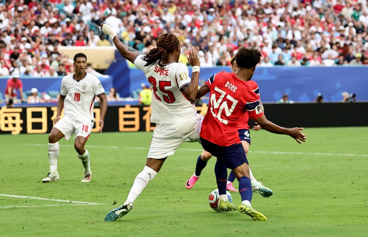 MIAMI (United States), 12/07/2026.- Djed Spence (L) of England and Oscar Bobb of Norway in action during the FIFA World Cup 2026 quarterfinals match Norway against England, in Miami, USA, 11 July 2026. (Noruega) EFE/EPA/RONALD WITTEK