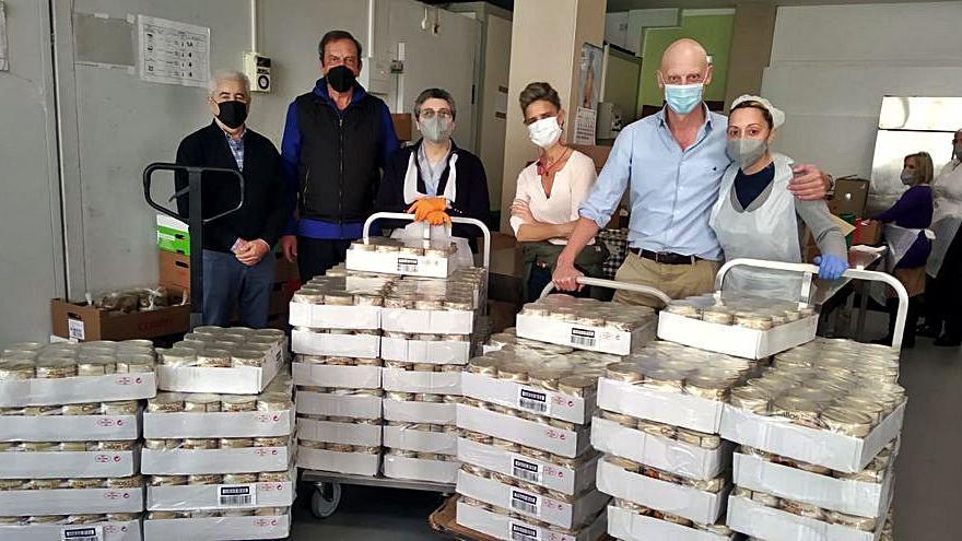 Los veteranos llevan 1.200 latas de callos a la Cocina Económica