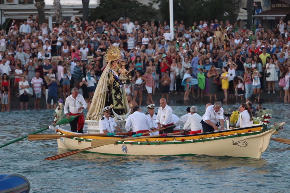 La Virgen del Carmen se hace a la mar en Pedregalejo, rodeada de cientos de personas.