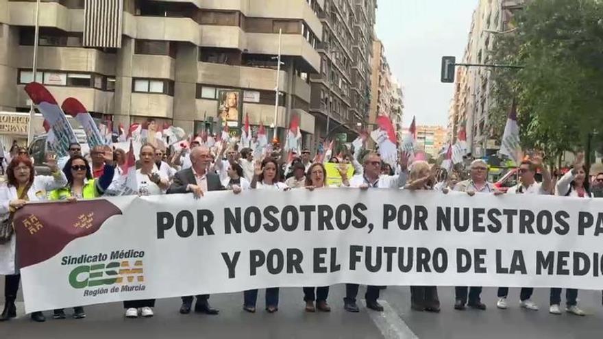 Decenas de médicos salen a la calle este miércoles en el tercer día de huelga consecutivo