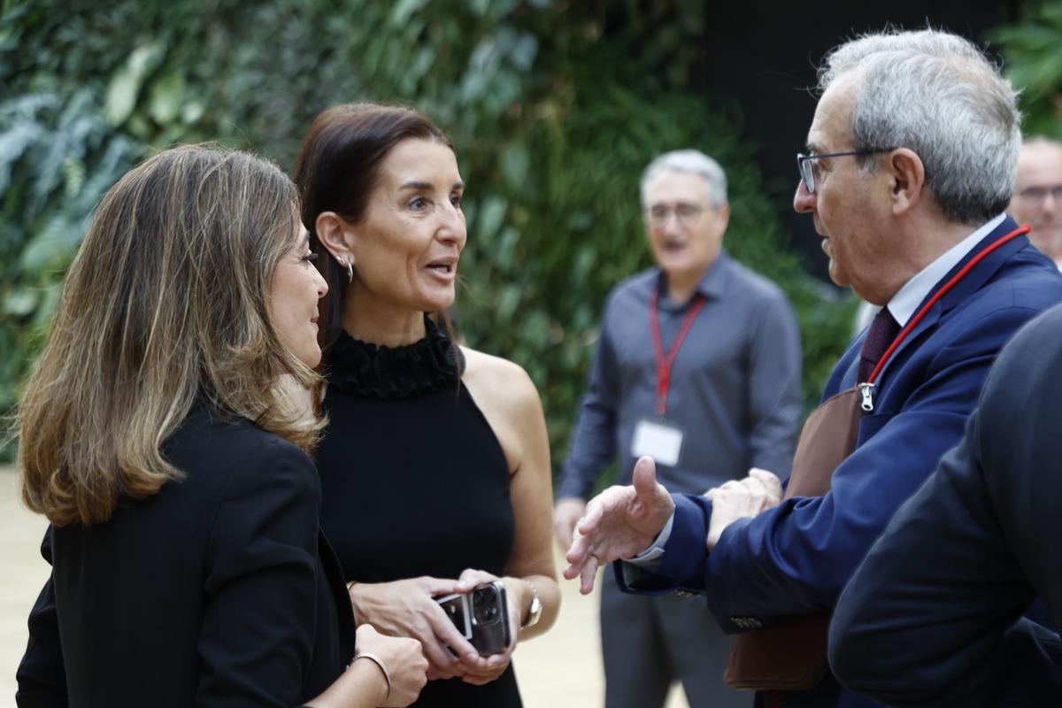 Las conselleras Martínez y Merino, con Francisco Pérez (IVIE).