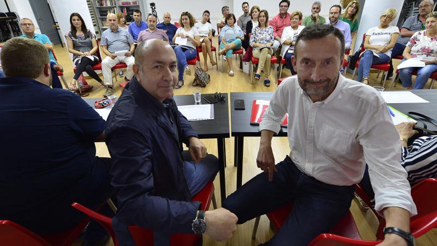 El secretario general del PSOE, Alejandro Soler, y el alcalde y candidato a la reelección, Carlos González, reunidos con la ejecutiva, ayer.