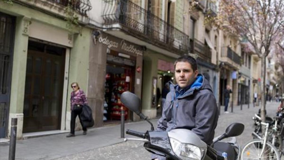 Jordi Costa, en la calle  de Verdi que, junto a Gran de Gràcia es una de sus preferidas del barrio donde vive.