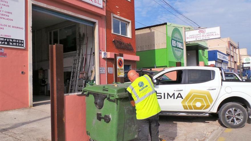 Colocan los candados en algunos contenedores de basura