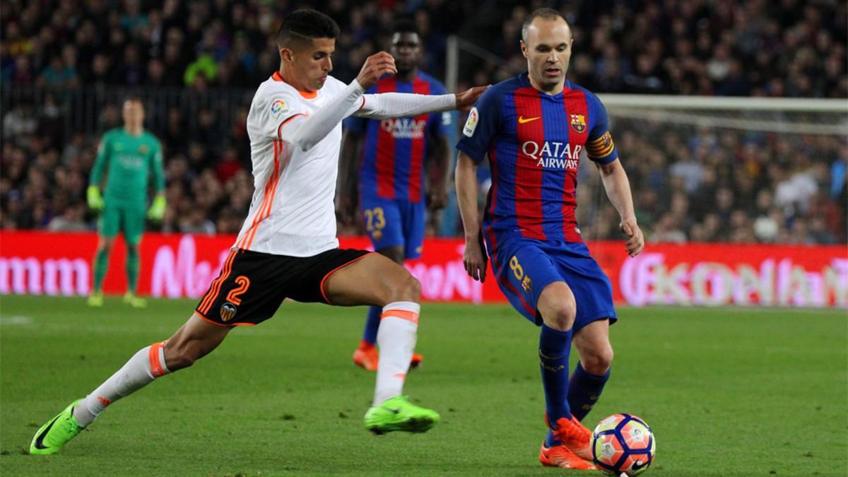 Joao Cancelo y Andrés Iniesta durante el Barça-Valencia de la Liga 2016/17