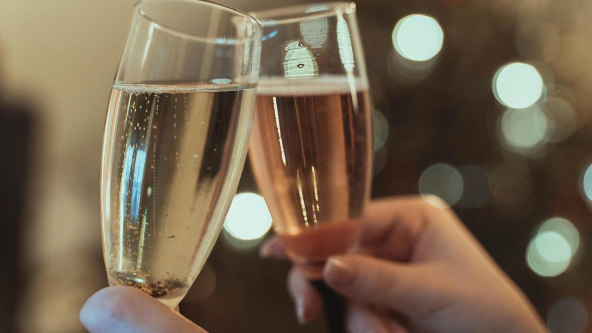 Brindis con copas de cava.
