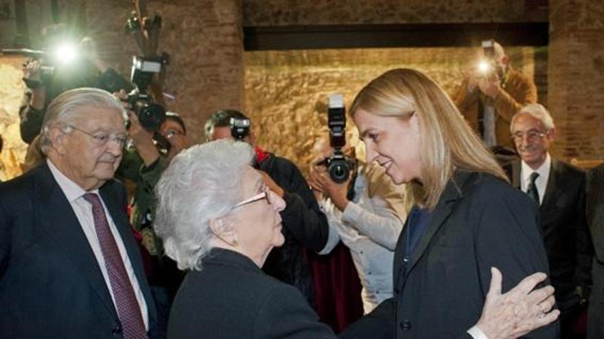 La patrona vitalícia de la Fundació, la Infanta Cristina, saluda la vídua d&#039;Antoni Pitxot.