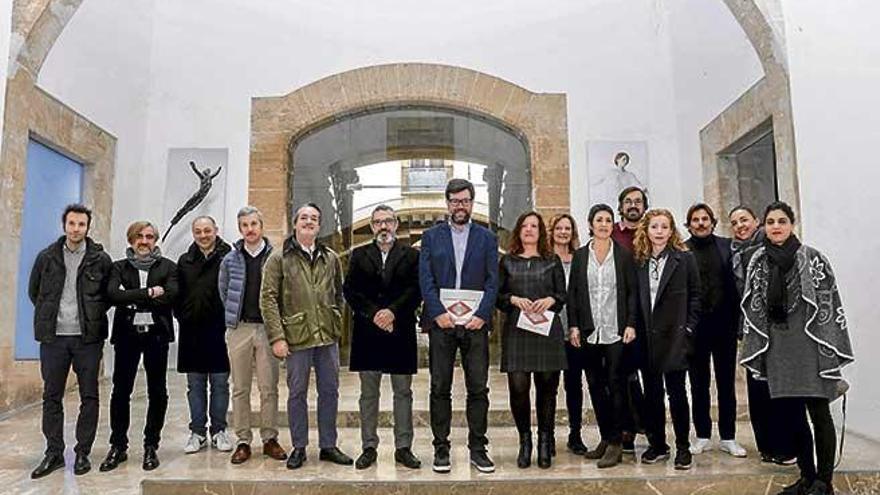 Antoni Noguera, Rafel Creus y Francisca Niell con los galeristas que participan en esta nueva edición del Art Palma Brunch .