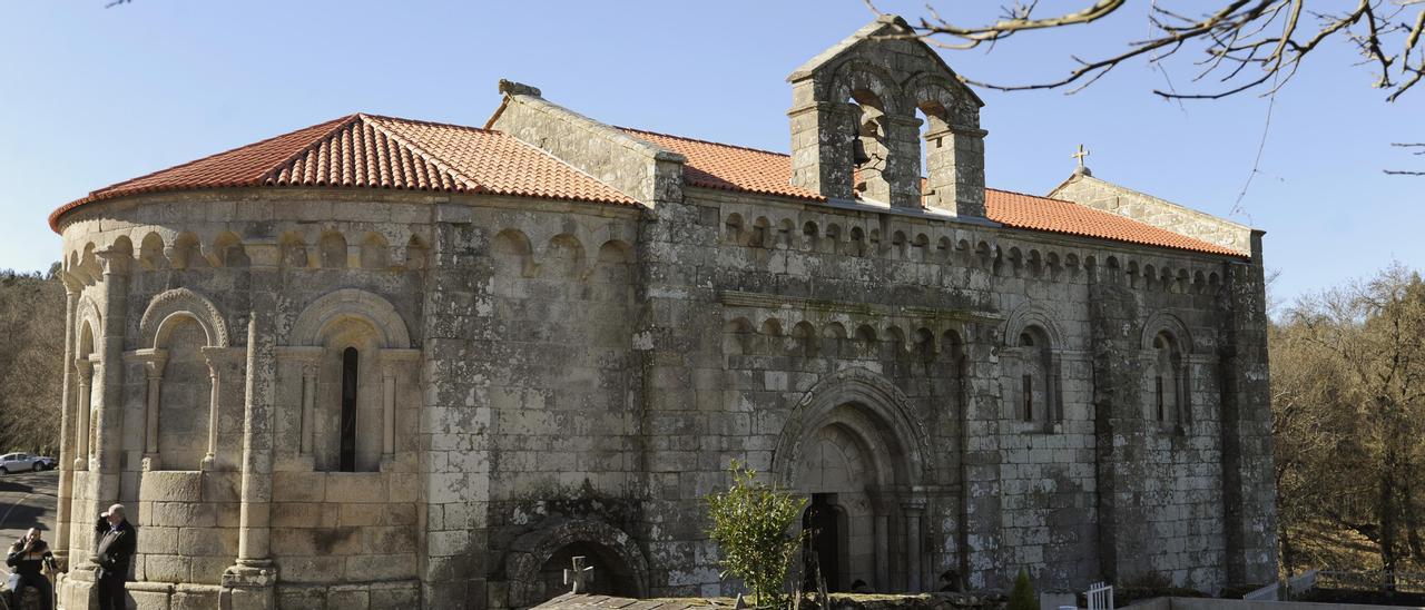 El exterior remozado del Monasterio de Vilanova, en Dozón.