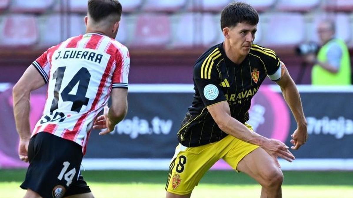 Lucas Terrer conduce el balón durante el partido ante la SD Logroñés.