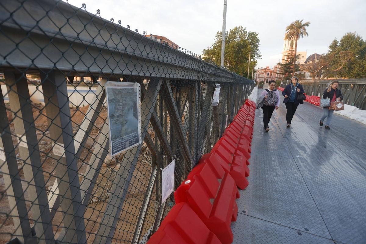 Vecinas cruzan por la pasarela Mabbey instalada provisionalmente en Picanya.