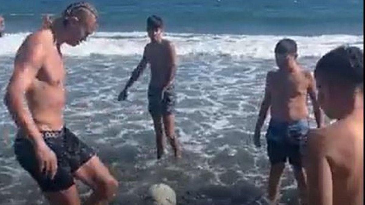 Haaland, jugando con unos chavales en la playa del Cable de Marbella.