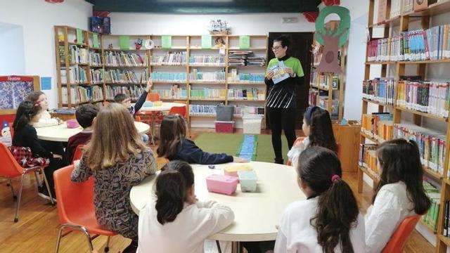 Ana Alfonso muestra el cuento sobre los puentes a los participantes. | M. J. C.