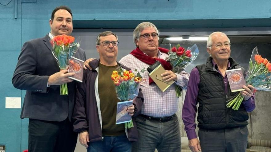 Los tres expresidentes galardonados junto al fundador del club, Víctor Torres. | P.D.V.