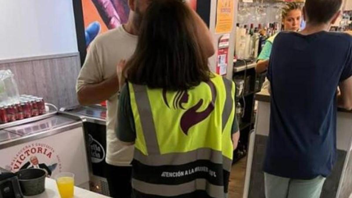 Una mujer huye junto a sus dos hijos menores y alerta de malos tratos en una cafetería de Estepona.