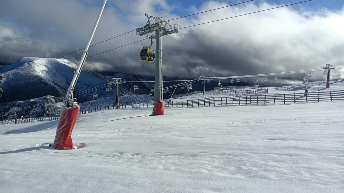 El remonte del Brañillín, al fondo, fuera de servicio. | LNE