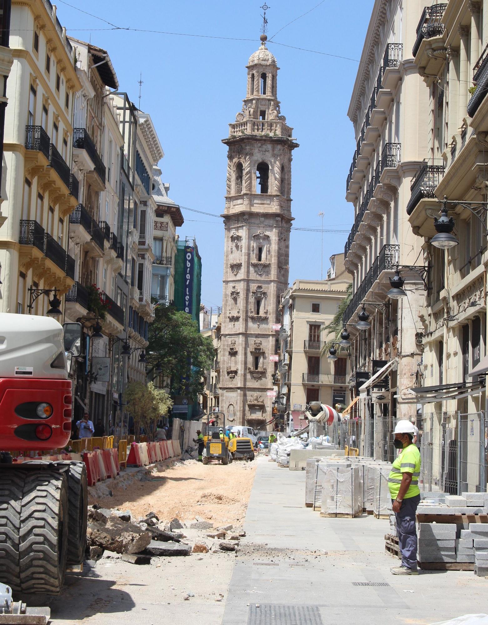 La calle de la Paz levanta el asfalto para su remodelación final