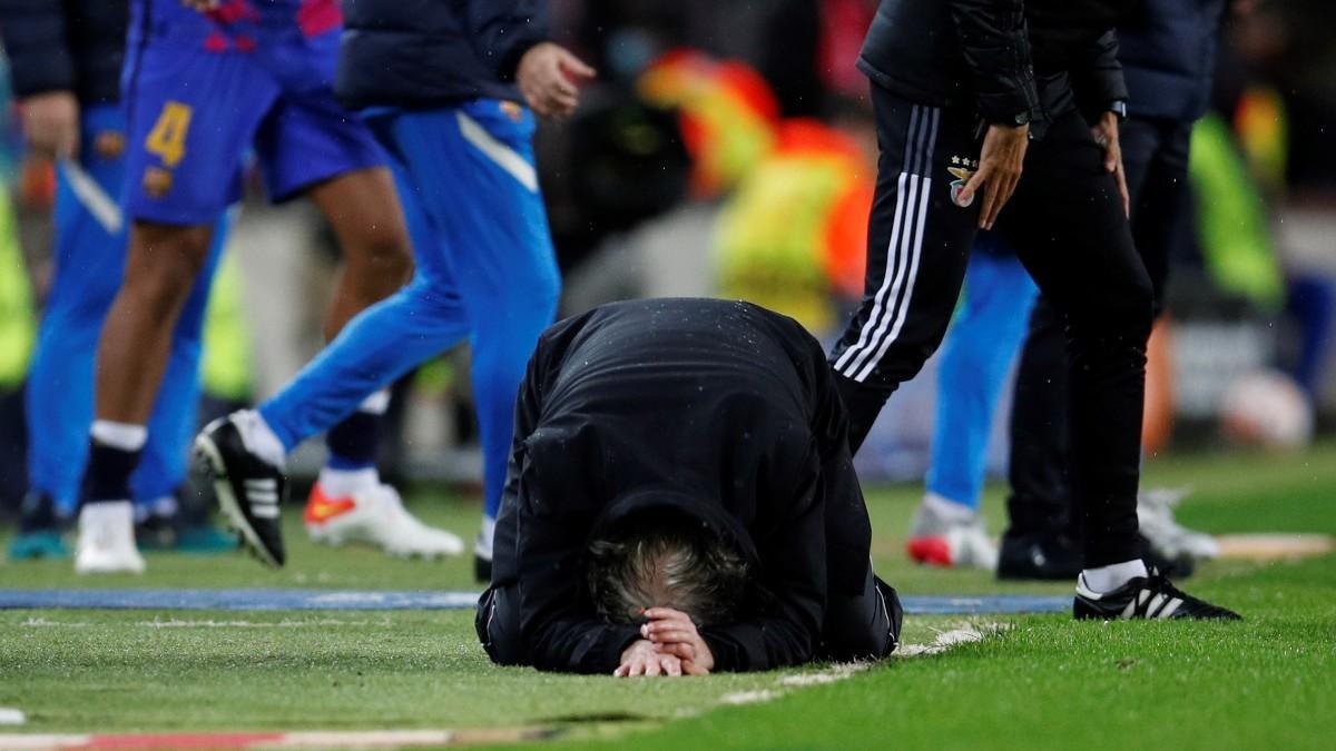 Jorge Jesus, lamentándose en el suelo, tras el error de Seferovic