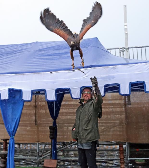 La tormenta de agua que se desató a media tarde obligo a cerrar de manera precipitada la celebración en Baiona y suspender la representación del hito histórico.