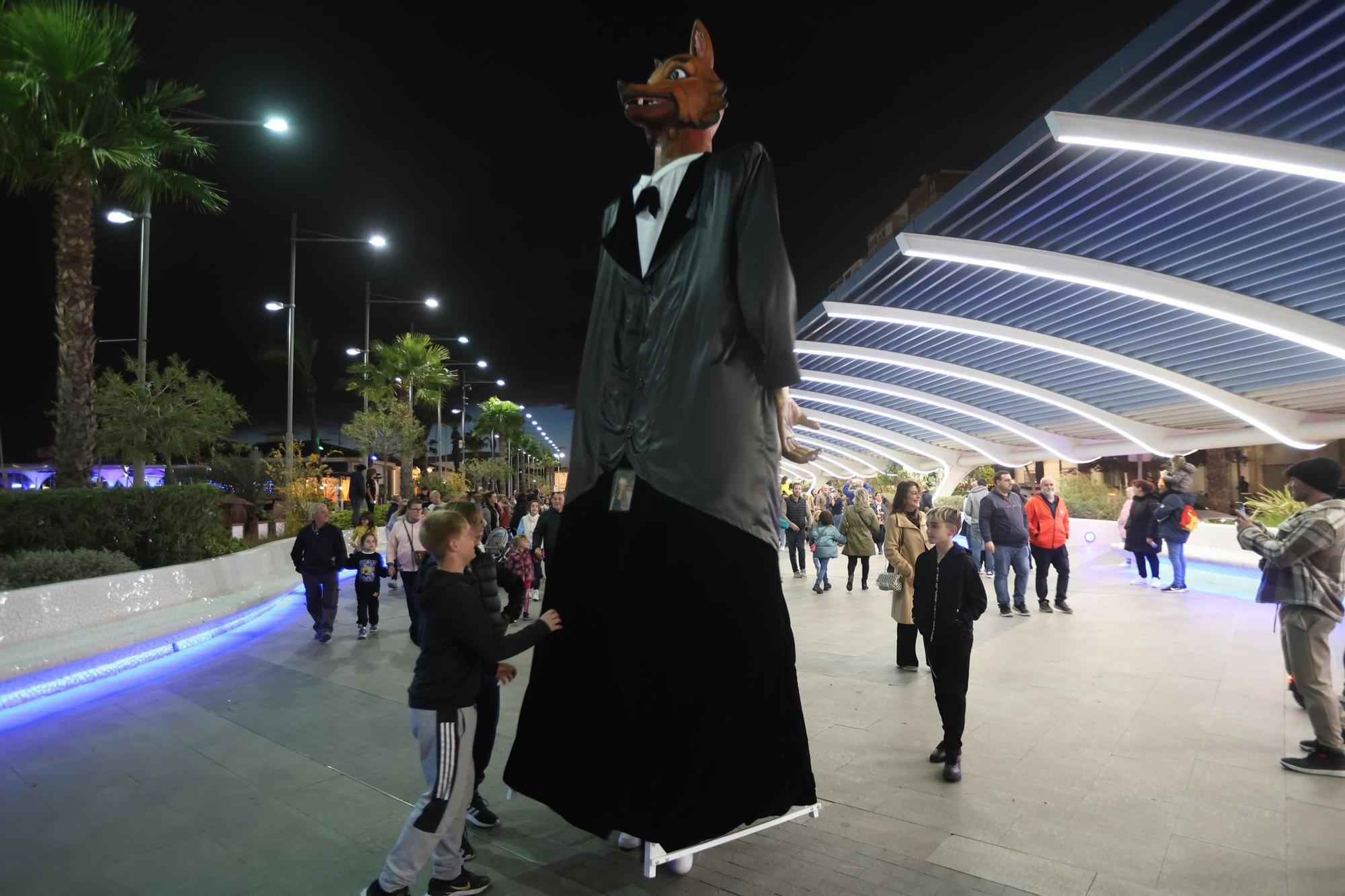 Llegan Lilí, El Lobo, El Ogro, la Serafina y el Ora Por Nobis. Es la Charamita. Es fiesta en Torrevieja