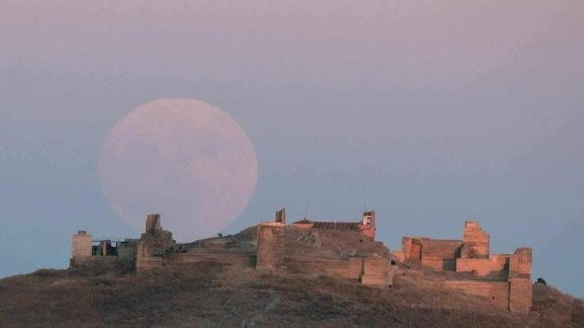 Luna llena en la alcazaba de Reina.