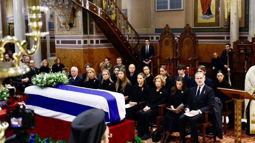 Los Reyes muestran su "consternación" por el accidente y viajarán mañana a Córdoba