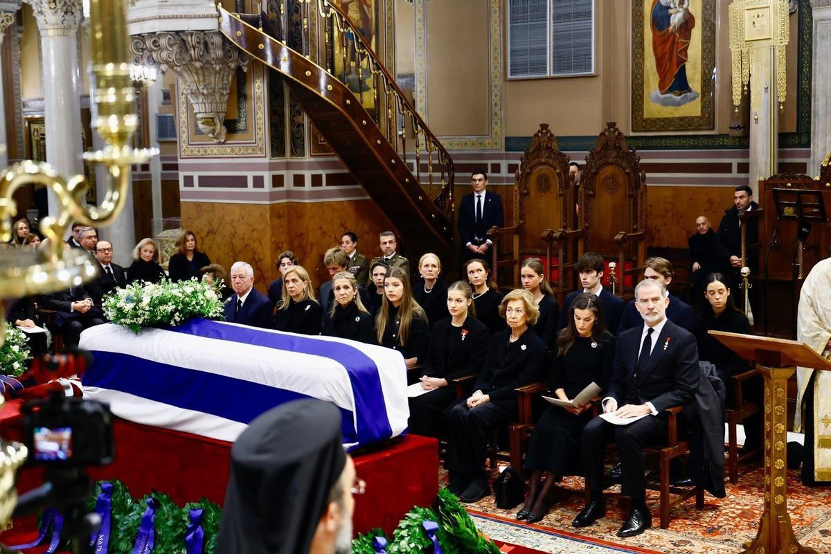 Los Reyes, sus hijas, Sofía y las hermanas de Felipe VI, en el funeral de Irene de Grecia, en Atenas este lunes.