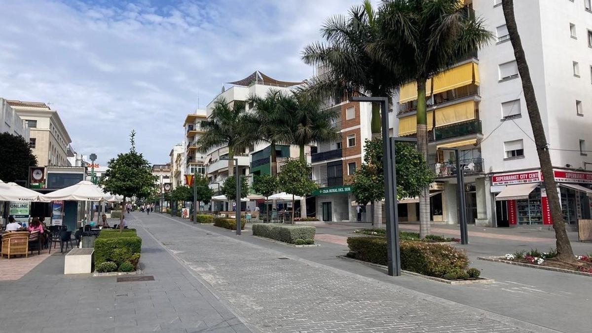 La avenida Marqués del Duero, una de las principales vías del centro urbano de San Pedro Alcántara. | L.O.