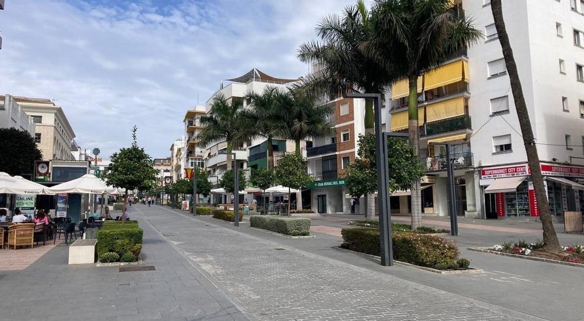 La avenida Marqués del Duero, una de las principales vías del centro urbano de San Pedro Alcántara.