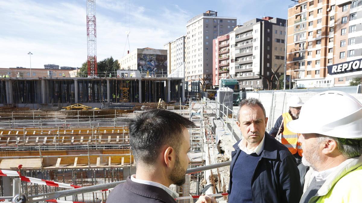 Ovidio Zapico, en el centro, durante una visita a las obras de Peritos.