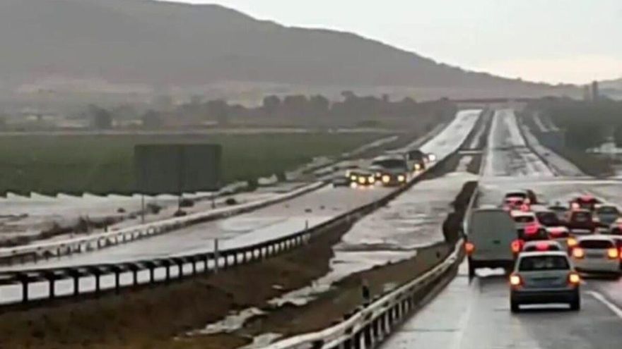 Las fuertes lluvias causan el cierre de un carril de la A-31 en La Encina