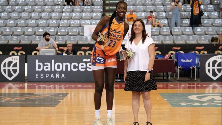 "La Comunidad Senegalesa de Santa Pola hizo una colecta para comprarle las primeras zapatillas a Awa Fam"