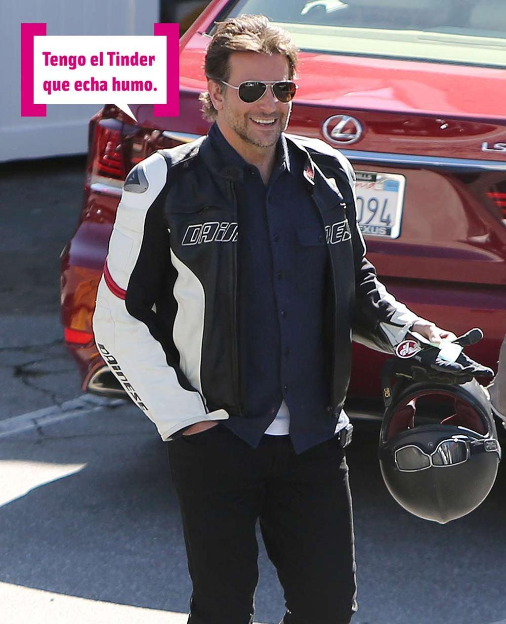 Bradley Cooper caminando por Brentwood