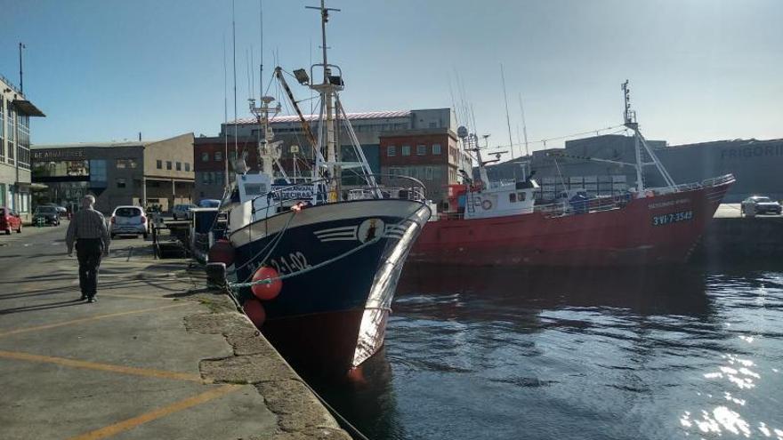 Dos palangreros amarrados en el puerto de O Berbés.