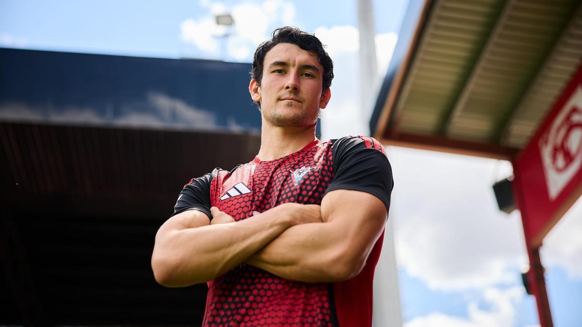 Juan Gutiérrez, con la camiseta del Mirandés en Anduva.