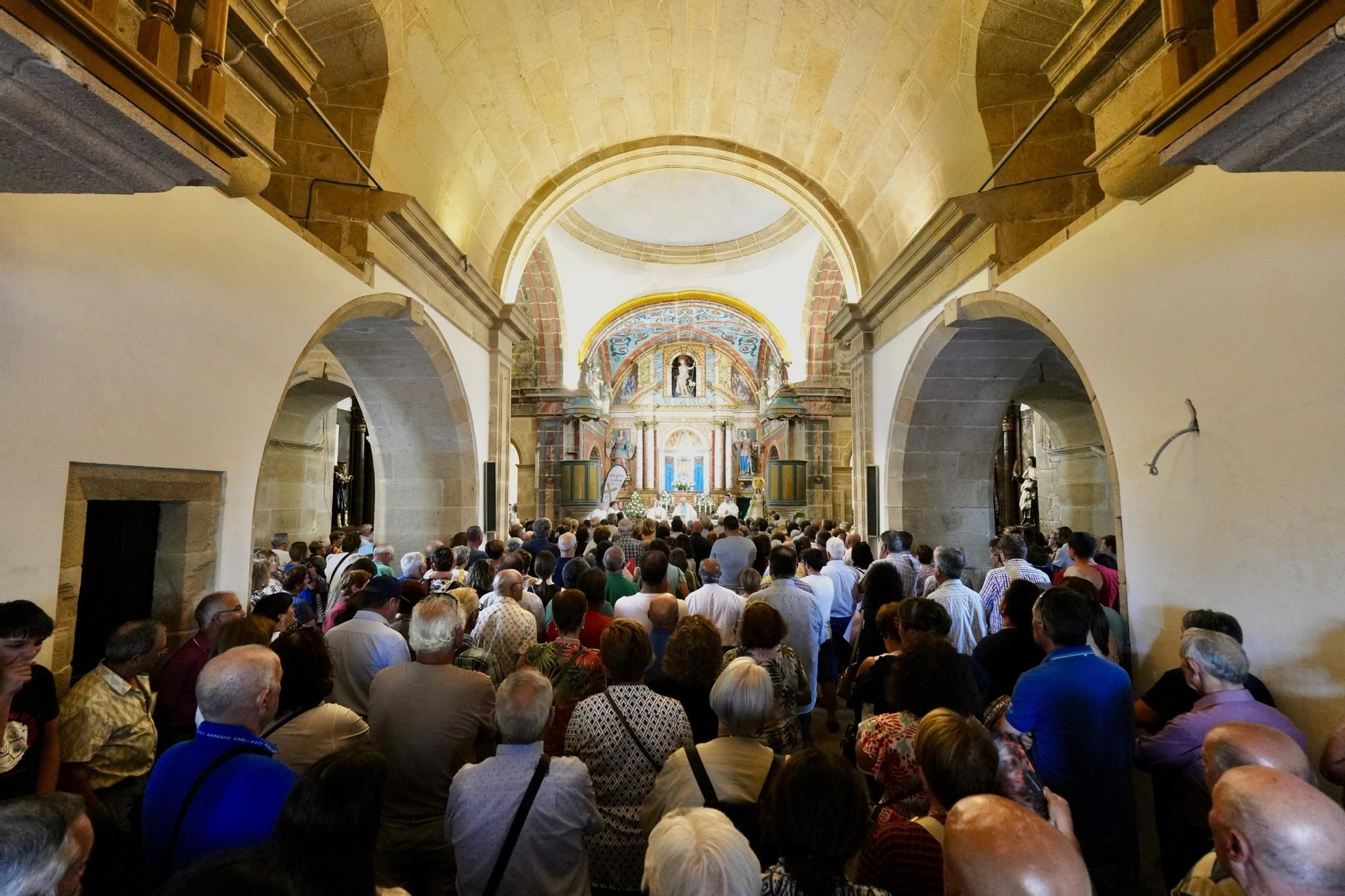 Abrazo multitudinario a la Virxe do Corpiño