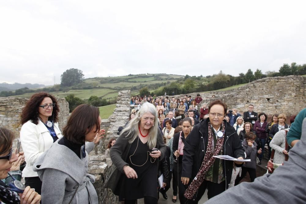 Mary Beard visitando la Villa Romana de Veranes