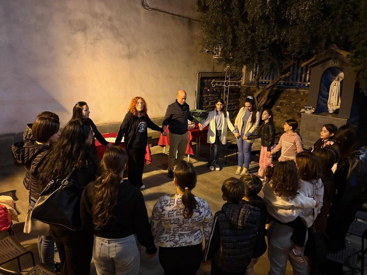 Gerardo Bouzada en una catequésis nocturna en Catania.