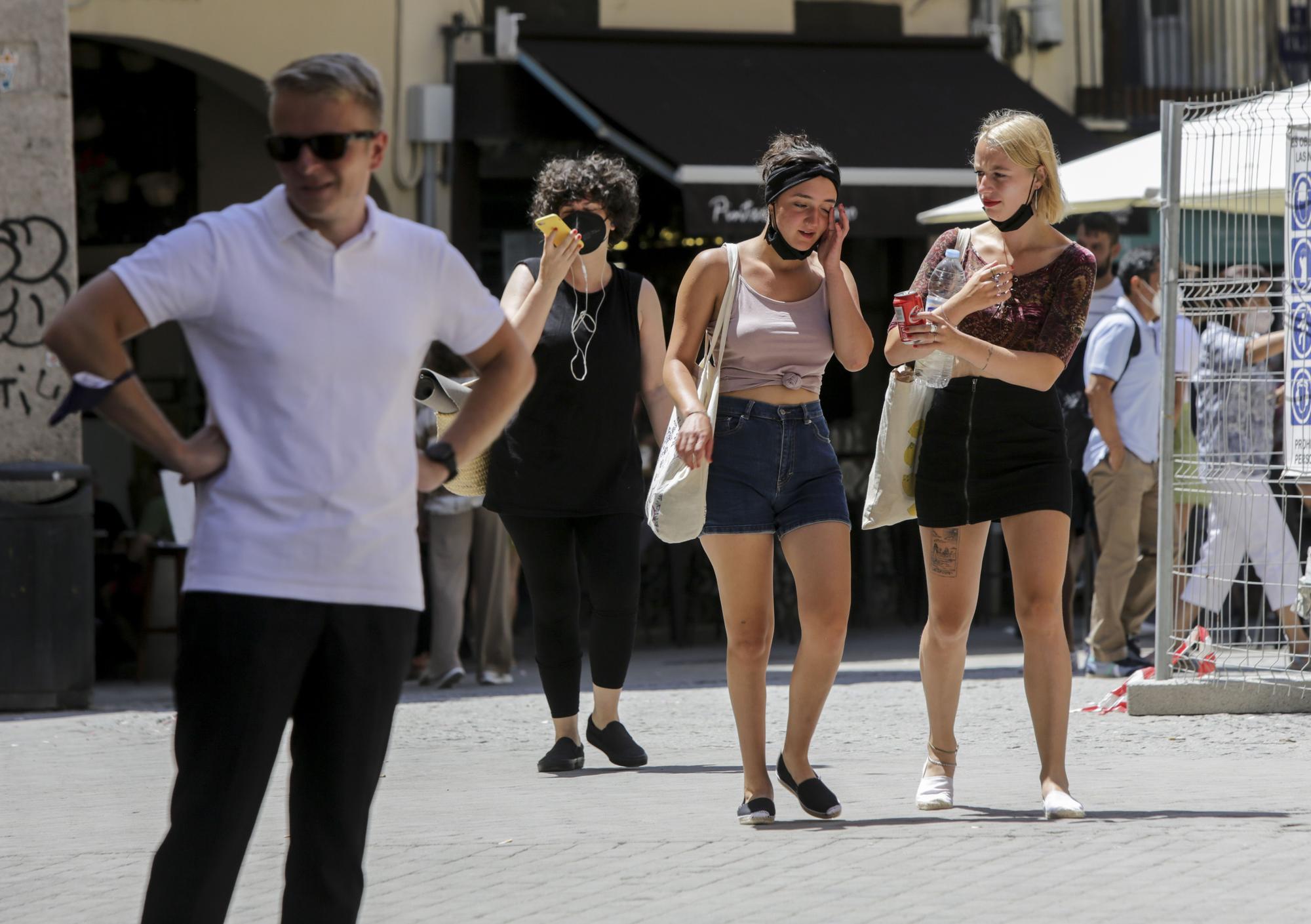 Valencia no se quita la mascarilla en plena calle