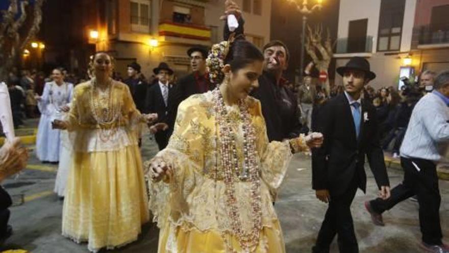 El Rey y Reina Moros, David Navalón Cirujeda y María Elena Benítez Díaz, a su entrada a la plaza de España, ayer, en el día grande de las fiestas.