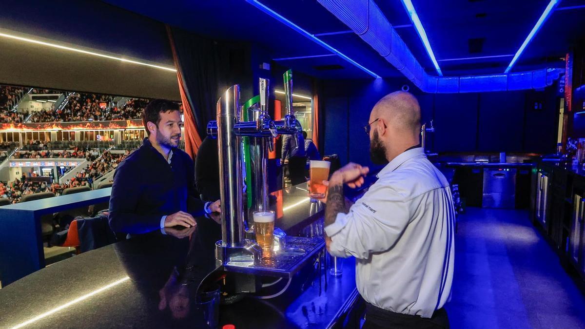 Una de las barras disponibles en la zona del pabellón deportivo