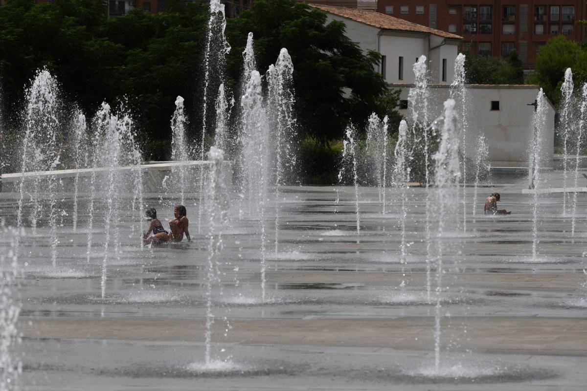 Archivo - Varios niños se refrescan en una fuente del Parc Central, a 12 de agosto de 2021, en Valencia, Comunidad Valenciana (España). Como consecuencia de la ola de calor que comenzó ayer en toda España, la Comunitat Valenciana alcanzará durante la jorn