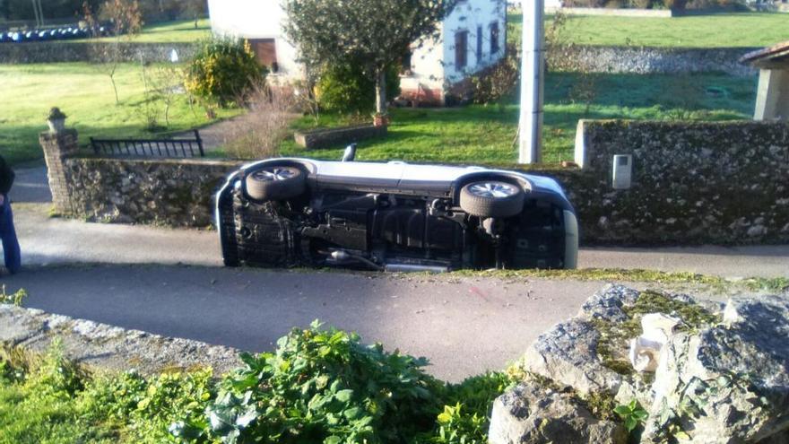 El coche, volcado, en Lledías.