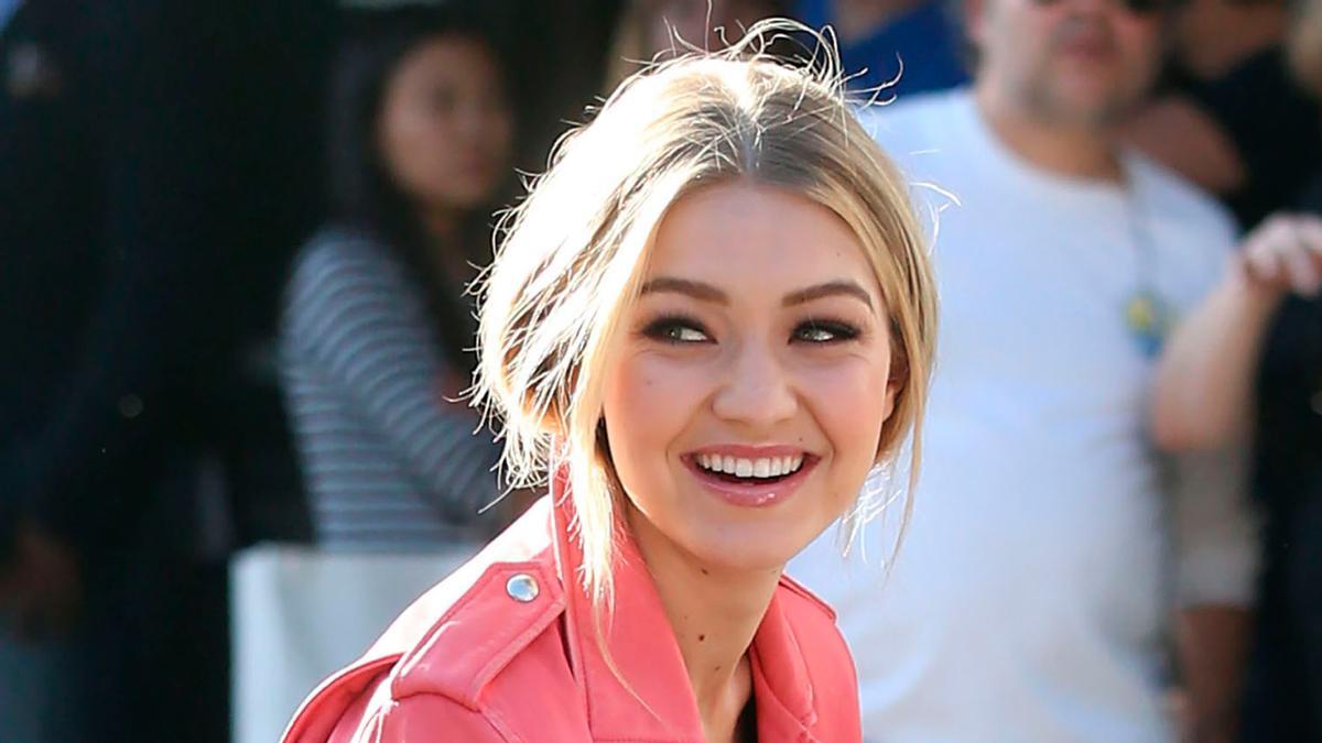 Gigi Hadid en un sport de Maybelline