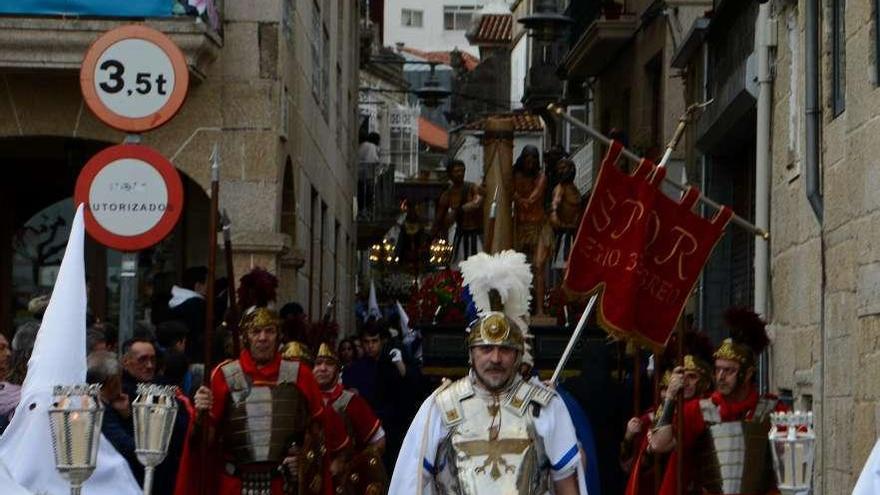 Una de las procesiones de la Semana Santa de Cangas. //G.N.