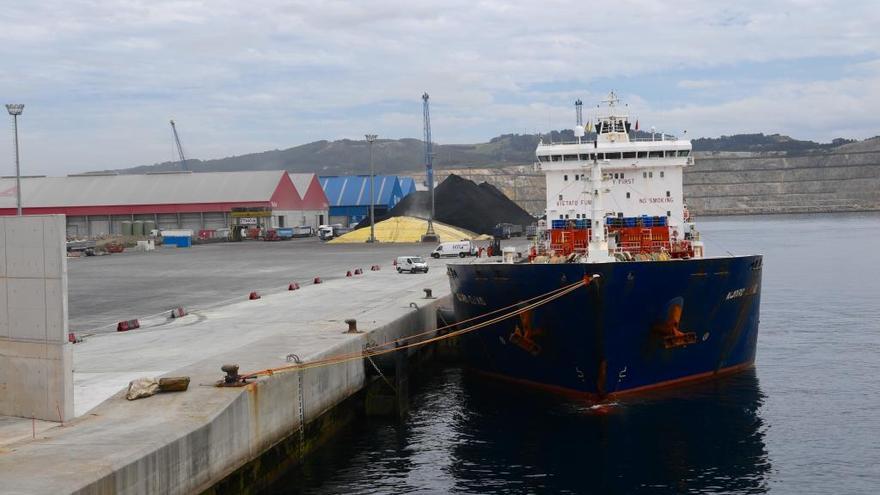 Un buque que transporta productos químicos atraca en Langosteira tras sufrir una avería