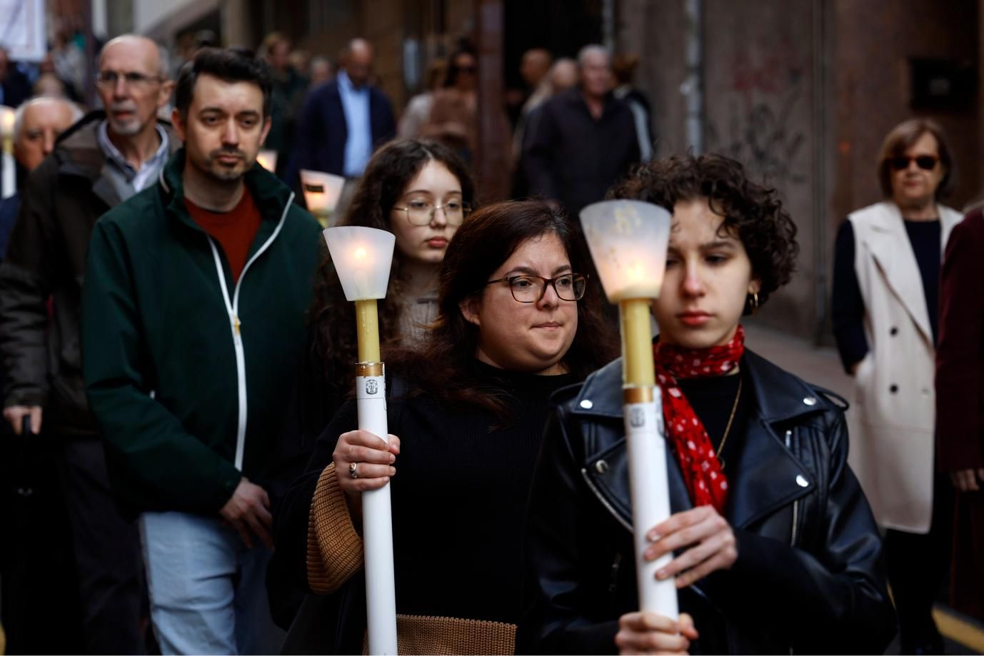 El Viático lleva la comunión a 6 enfermos: alfombrados florales y emoción en Pontevedra