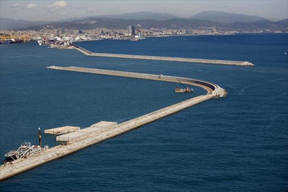 El dique Est del puerto de Barcelona, al fondo, en cuya construcción se cometieron presuntas irregularidades.
