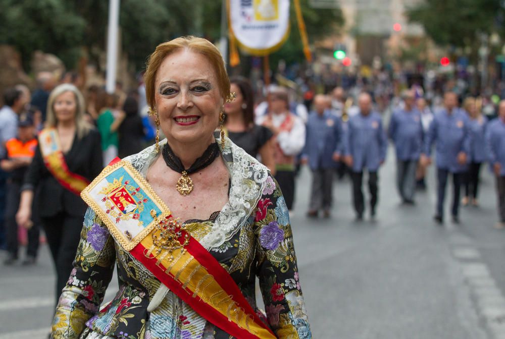 La apertura de las Hogueras del 90 aniversario resultó espectacular, con una gran participación de las comisiones, de veteranos festeros y de las Belleas del Foc.