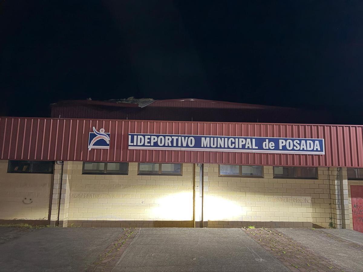 El polideportivo municipal de Posada de Llanes, en la noche de este miércoles.